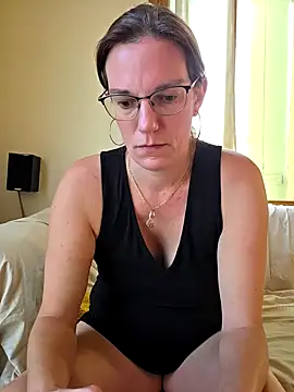 Snapshot of SpiceLea chatting on September 17, 2025, 4:19 pm SpiceLea online show from September 17, 2025, 4:19 pm