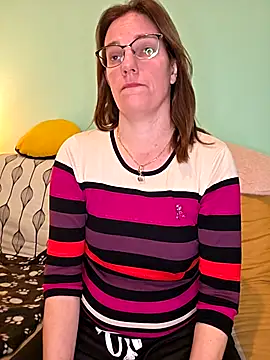 SpiceLea online show from December 16, 2025, 3:17 pm