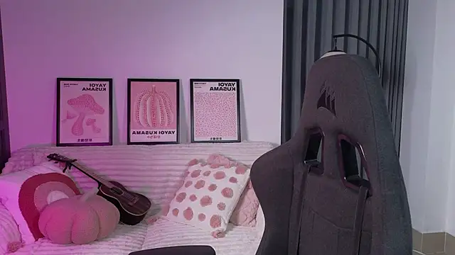 Snapshot of VanessaBayer2 chatting on October 28, 2025, 2:15 am VanessaBayer2 online show from October 28, 2025, 2:15 am