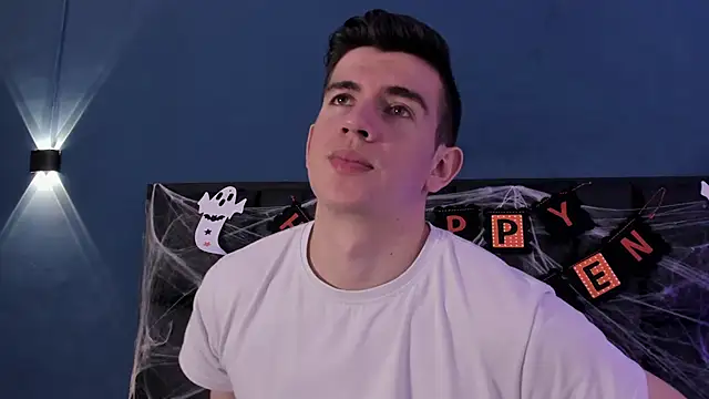 MikaelSlow online show from October 31, 2025, 4:02 am