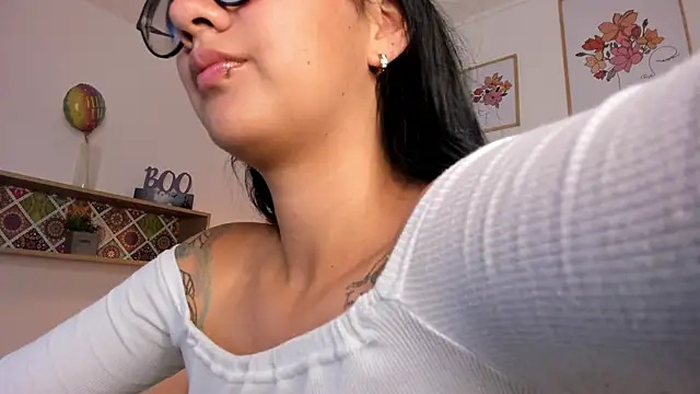 Snapshot of Aily_Yozuko chatting on February 5, 2025, 2:51 am Aily Yozuko online show from February 5, 2025, 2:51 am