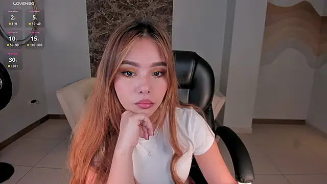 Snapshot of CarolineGraceX chatting on January 11, 2025, 10:29 am CarolineGraceX online show from January 11, 2025, 10:29 am