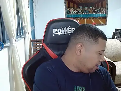 Hoowar2012 online show from November 3, 2025, 12:35 am