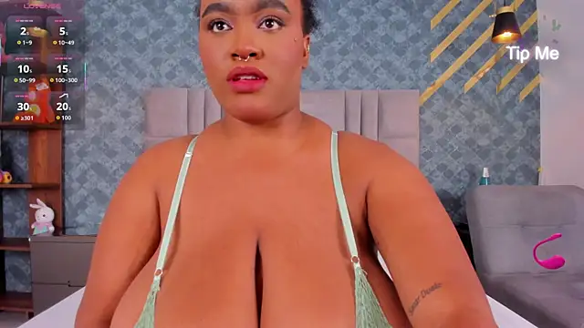 Snapshot of NiiaMoore chatting on December 22, 2025, 8:28 pm NiiaMoore online show from December 22, 2025, 8:28 pm