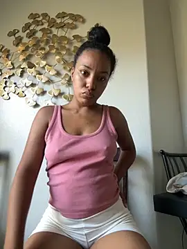 juicyyy323 online show from October 5, 2025, 7:34 pm