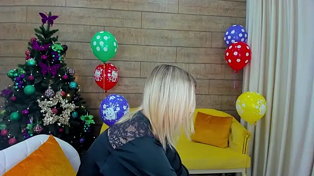 LiliLinn online show from December 26, 2024, 2:16 pm