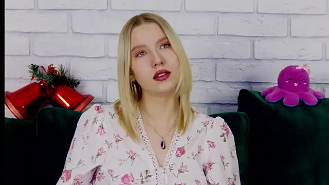 LiliLinn online show from December 27, 2024, 4:26 am