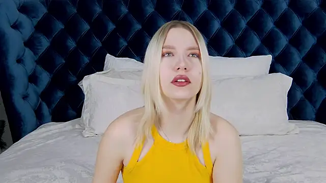 LiliLinn online show from December 28, 2024, 4:41 am
