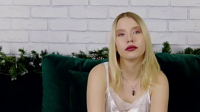 LiliLinn online show from January 15, 2025, 1:31 pm