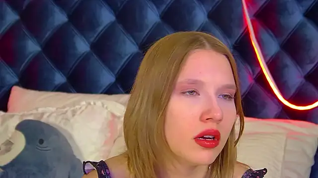 LiliLinn online show from November 24, 2025, 4:56 am