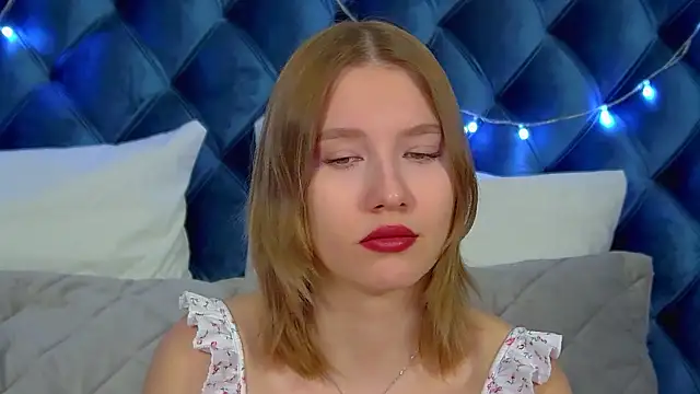 LiliLinn online show from December 23, 2025, 4:54 am