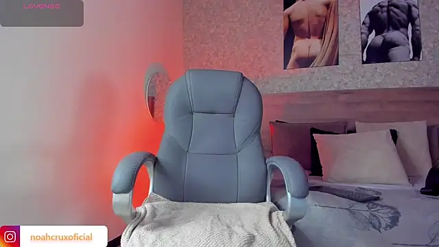 Snapshot of noah_crux chatting on October 18, 2025, 11:55 am noah crux online show from October 18, 2025, 11:55 am