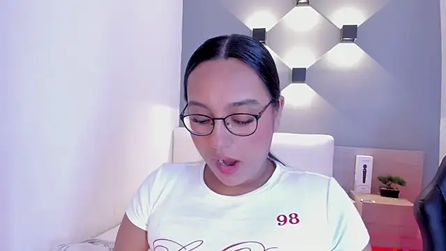 ellamontoya online show from December 28, 2024, 4:30 am