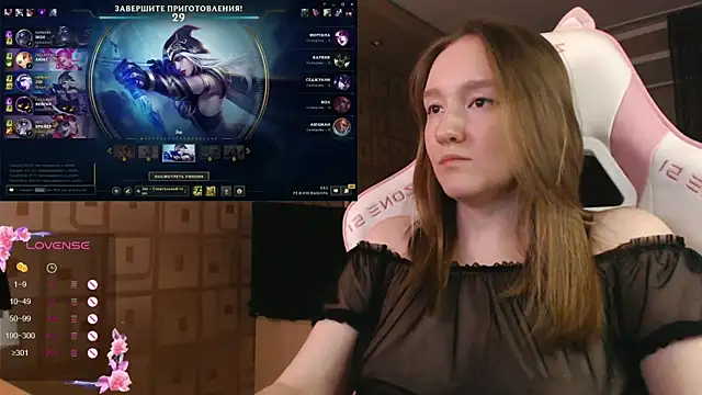 MoonlishSiren online show from October 7, 2025, 9:23 pm