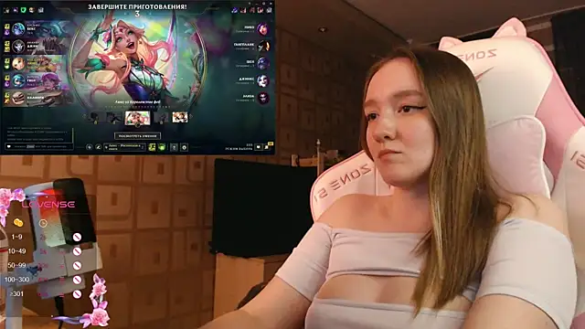 MoonlishSiren online show from October 20, 2025, 9:04 pm