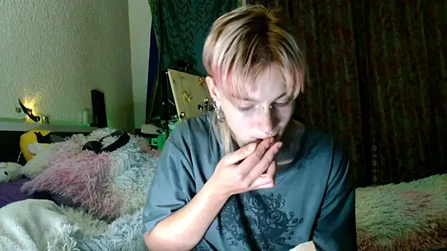 Snapshot of Sophie_Bell chatting on May 15, 2026, 7:43 pm Sophie Bell online show from May 15, 2026, 7:43 pm