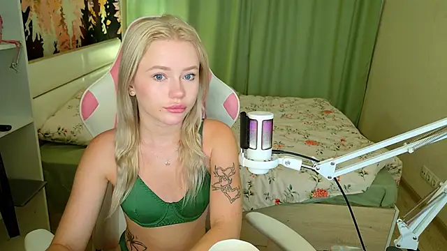 Snapshot of LexieLoree chatting on September 23, 2025, 3:42 am LexieLoree online show from September 23, 2025, 3:42 am