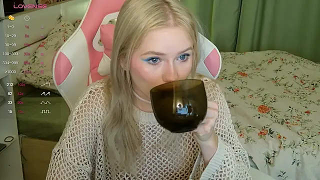 Snapshot of LexieLoree chatting on October 6, 2025, 3:04 am LexieLoree online show from October 6, 2025, 3:04 am