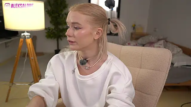 LexieLoree online show from December 5, 2025, 4:10 am