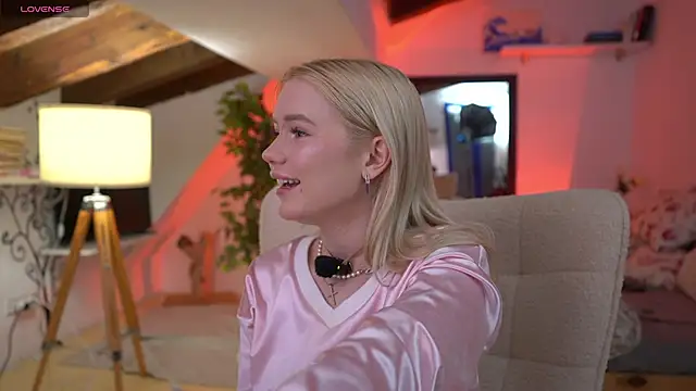 Snapshot of LexieLoree chatting on February 13, 2026, 4:08 am LexieLoree online show from February 13, 2026, 4:08 am