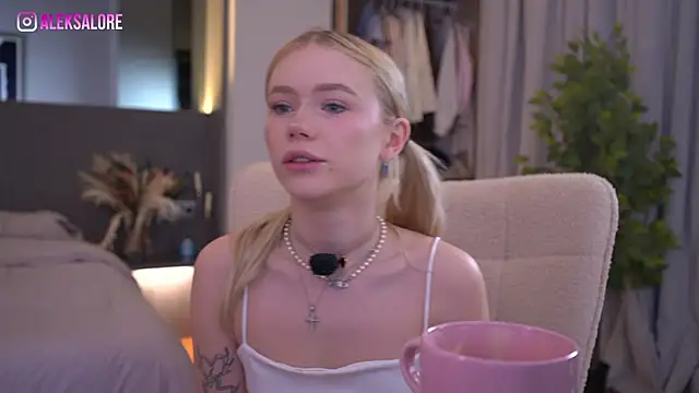 Snapshot of LexieLoree chatting on March 22, 2026, 3:10 am LexieLoree online show from March 22, 2026, 3:10 am