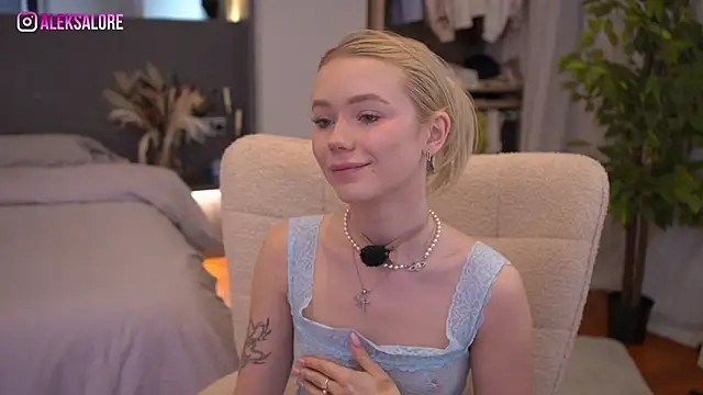 Snapshot of LexieLoree chatting on March 23, 2026, 3:10 am LexieLoree online show from March 23, 2026, 3:10 am