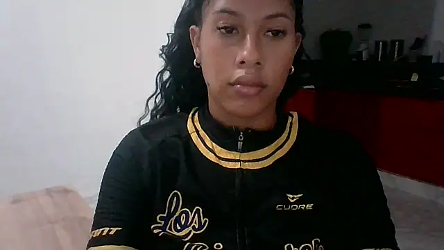 Snapshot of Kitra_New chatting on October 1, 2025, 1:55 am Kitra New online show from October 1, 2025, 1:55 am