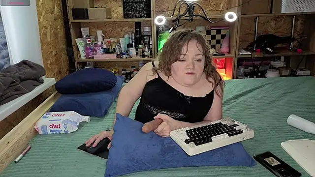 MiniNatalie online show from December 23, 2025, 6:44 am