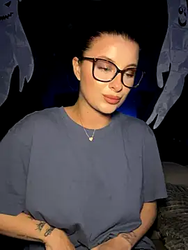 Snapshot of Mia-Minou chatting on October 7, 2025, 9:45 pm Mia-Minou online show from October 7, 2025, 9:45 pm