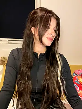 Mia-Minou online show from November 2, 2025, 5:37 pm