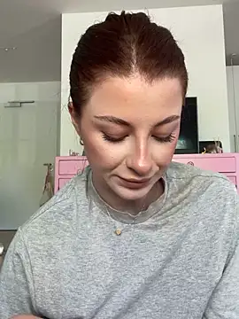 Mia-Minou online show from April 26, 2026, 7:39 am