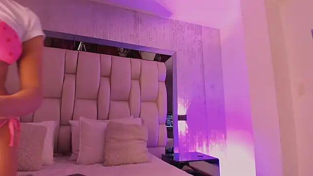  CurlyGirl  online show from January 7, 2026, 8:11 pm