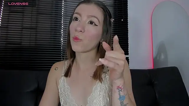 roxanne jones1 online show from April 22, 2026, 9:27 pm