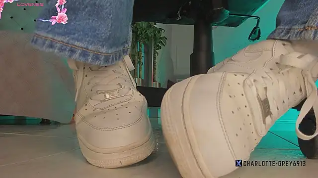 charlotte  grey online show from February 11, 2026, 7:52 pm