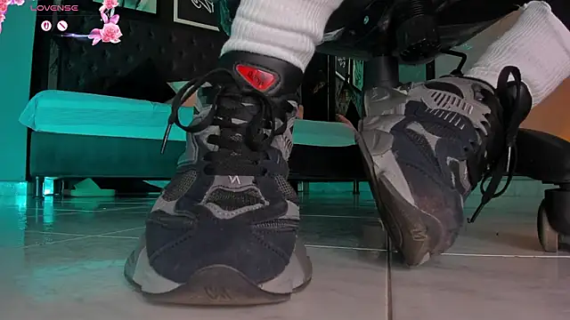 charlotte  grey online show from February 13, 2026, 8:16 pm