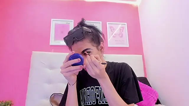 Mia thompson 19 online show from November 25, 2025, 5:46 pm