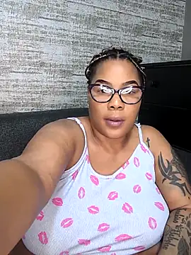 Snapshot of ExclusiveLeexx chatting on October 30, 2025, 7:14 pm ExclusiveLeexx online show from October 30, 2025, 7:14 pm