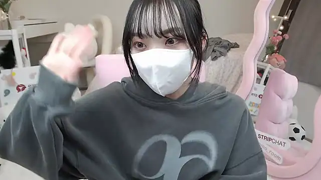 momo room online show from March 1, 2025, 10:34 am