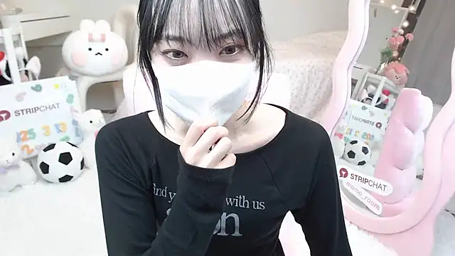 momo room online show from March 13, 2025, 1:29 pm