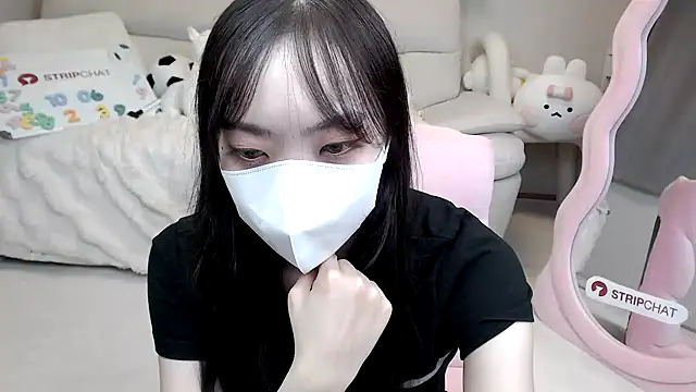 Snapshot of momo_room chatting on October 6, 2025, 10:45 am momo room online show from October 6, 2025, 10:45 am