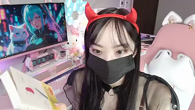 Snapshot of momo_room chatting on October 20, 2025, 10:38 am momo room online show from October 20, 2025, 10:38 am