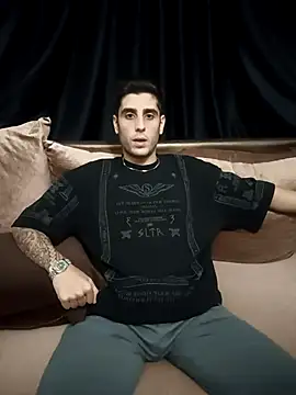 Snapshot of arenn1997 chatting on October 11, 2025, 12:32 am arenn1997 online show from October 11, 2025, 12:32 am