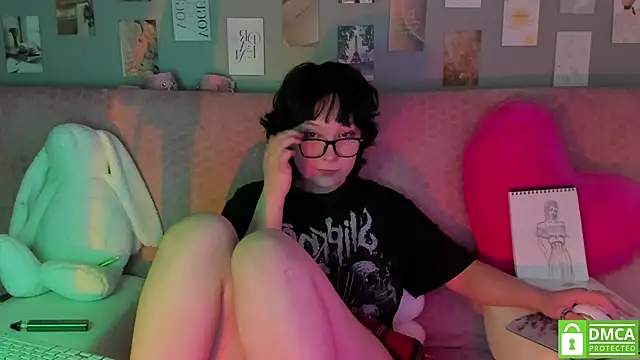 Snapshot of dreamgirllovee chatting on March 5, 2025, 6:01 am dreamgirllovee online show from March 5, 2025, 6:01 am