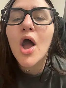 JuicyBeRrys online show from January 1, 2025, 10:21 am