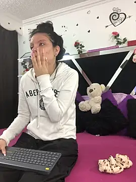 Snapshot of 1lovelygirls chatting on October 31, 2025, 12:17 pm 1lovelygirls online show from October 31, 2025, 12:17 pm