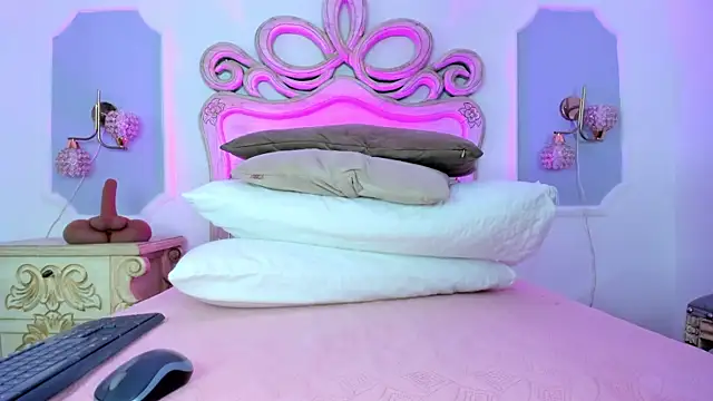 Sara  Williams online show from December 23, 2025, 3:48 am