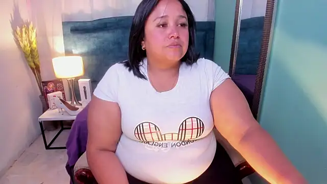 Busty Juicy online show from February 19, 2025, 7:05 pm
