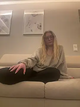 Curvyloveandhim online show from July 25, 2026, 11:24 pm