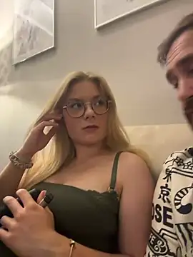 Curvyloveandhim online show from August 5, 2026, 10:33 pm