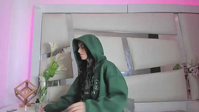 chrystal js online show from December 10, 2024, 1:22 pm